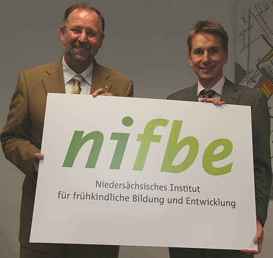 Gemeinsam neue Wege gehen nifbe-Geschäftsführer Reinhard Sliwka (li.) und Marco Graf, Hauptgeschäftsführer der IHK Osnabrück/Emsland (re.)